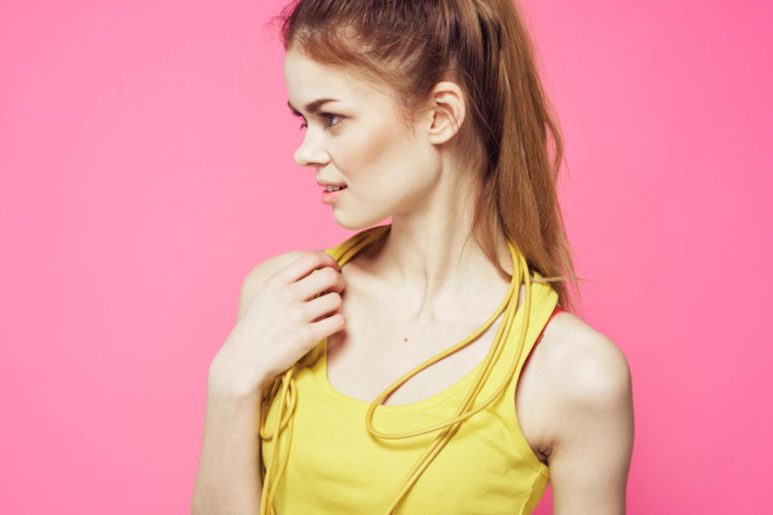 Persona che utilizza strumenti digitali per monitorare e migliorare i propri pattern di sonno